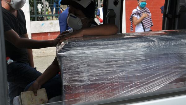 Transporte de un ataúd en Guayaquil, Ecuador - Sputnik Mundo