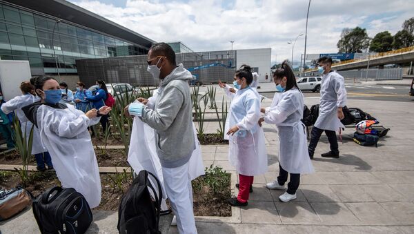 Personal sanitario en la entrada del aeropuerto de Bogotá, Colombia - Sputnik Mundo