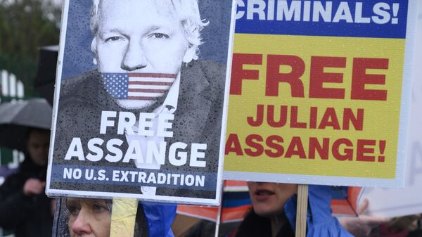 Una protesta contra la extradición de Julian Assange en Londres - Sputnik Mundo