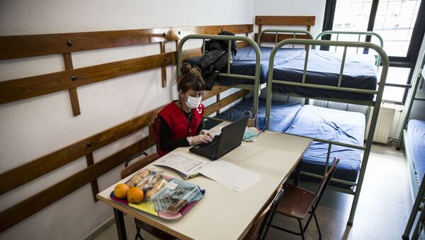 Una trabajadora de Cruz Roja en el albergue de Los Molinos, en Madrid, habilitado para 'sintecho'. - Sputnik Mundo