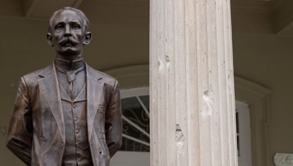 Estatua de José Martí cerca de la embajada de Cuba en Washington tras el ataque con balas - Sputnik Mundo