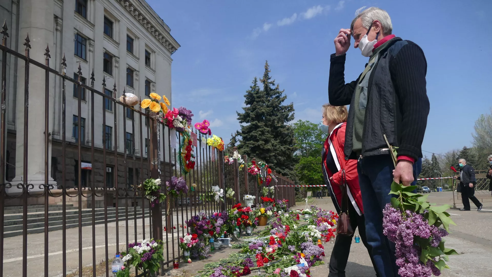 La gente pone flores a la casa de los sindicatos en Odesa para conmemorar la tragedia - Sputnik Mundo, 1920, 02.05.2023