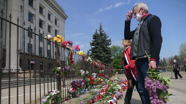 La gente pone flores a la casa de los sindicatos en Odesa para conmemorar la tragedia - Sputnik Mundo