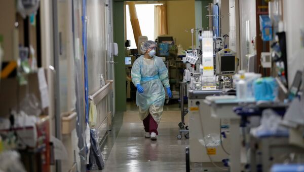 El personal médico de un hospital con pacientes contagiados por el COVID-19 en Tokio - Sputnik Mundo