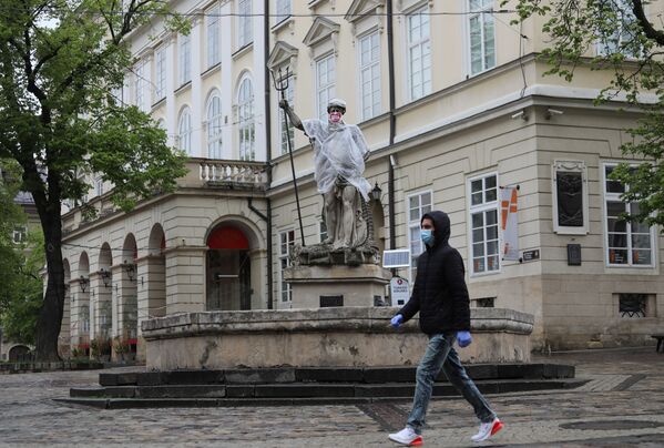 La estatua de Neptuno, en Lviv, lleva elementos de protección personal  - Sputnik Mundo