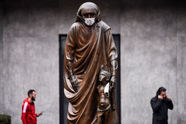 La estatua de la Santa Teresa de Calcuta tiene puesta un barbijo, en Pristina, Kosovo - Sputnik Mundo