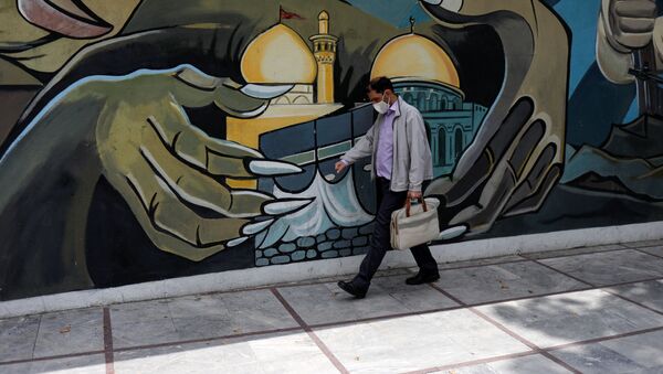 Un hombre en mascarilla en Irán  - Sputnik Mundo