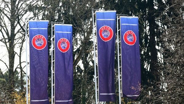 Banderas con el logo de la UEFA - Sputnik Mundo