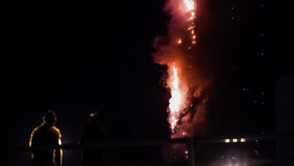 Un fuerte incendio consume un rascacielos en EAU - Sputnik Mundo