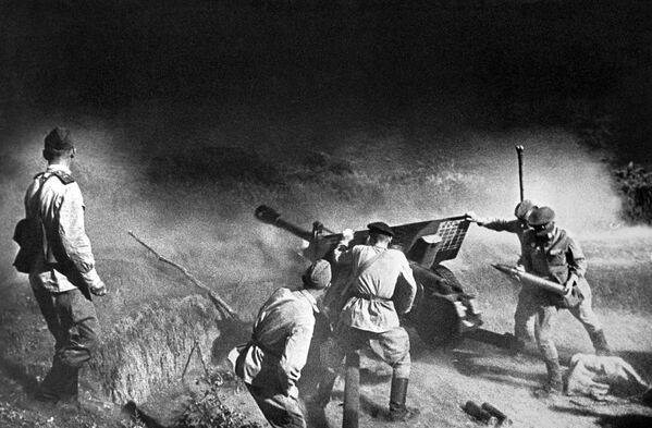 Tragedia y heroísmo del pueblo de la URSS en las imágenes de la Segunda Guerra Mundial - Sputnik Mundo