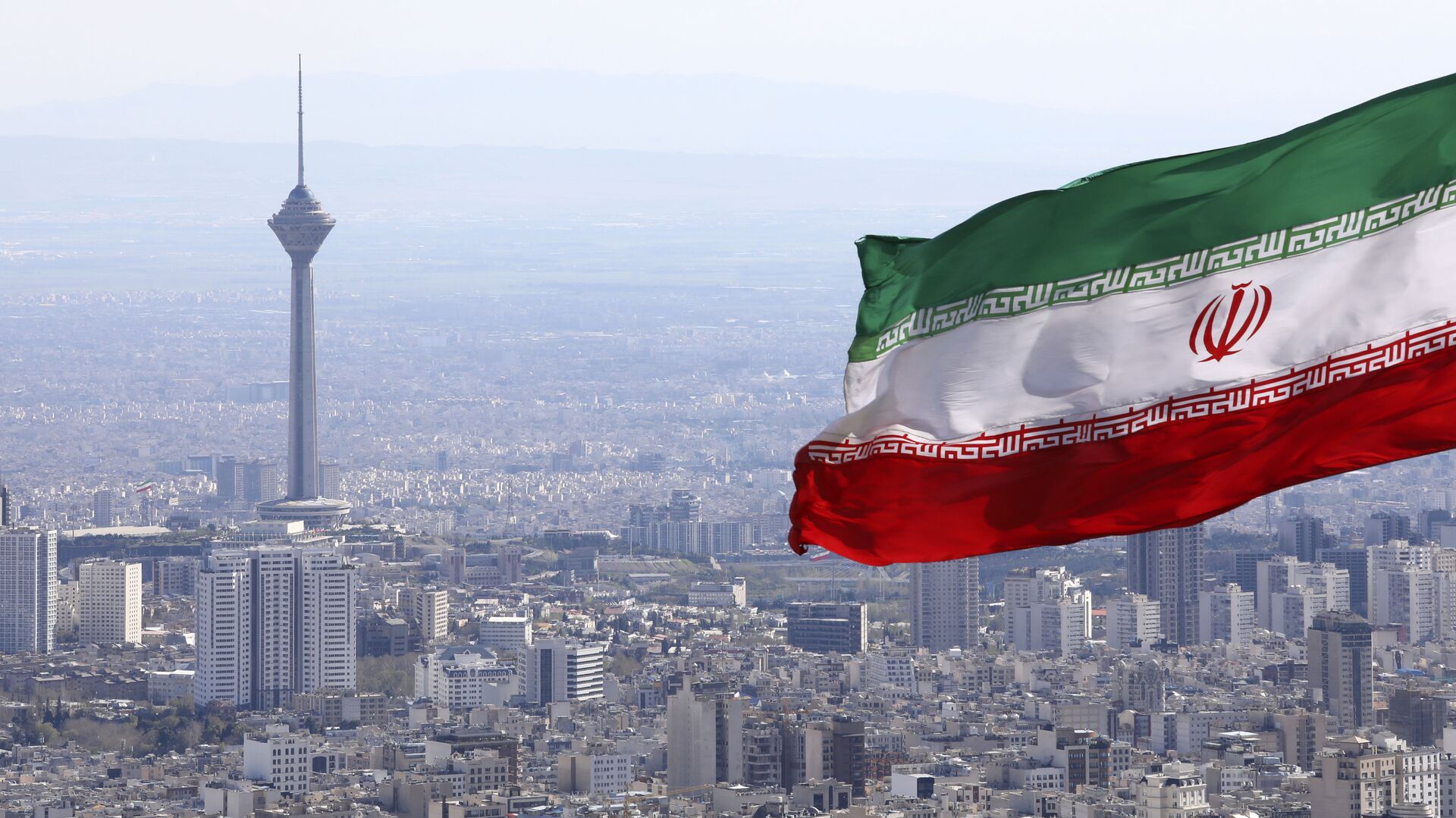 La bandera de Irán en la ciudad de Teherán - Sputnik Mundo, 1920, 03.08.2021