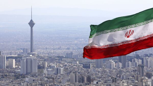 La bandera de Irán en la ciudad de Teherán - Sputnik Mundo
