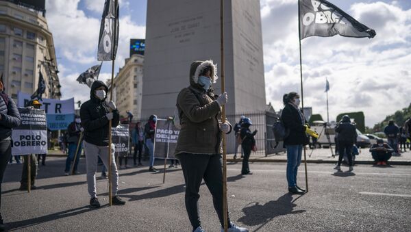 Manifestantes se movilizan en el Obelisco de Buenos Aires, respetando la distancia social por la pandemia de COVID-19 - Sputnik Mundo