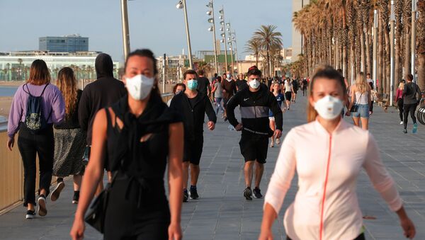 Caminantes en el paseo marítimo de Barcelona durante la desescalada - Sputnik Mundo