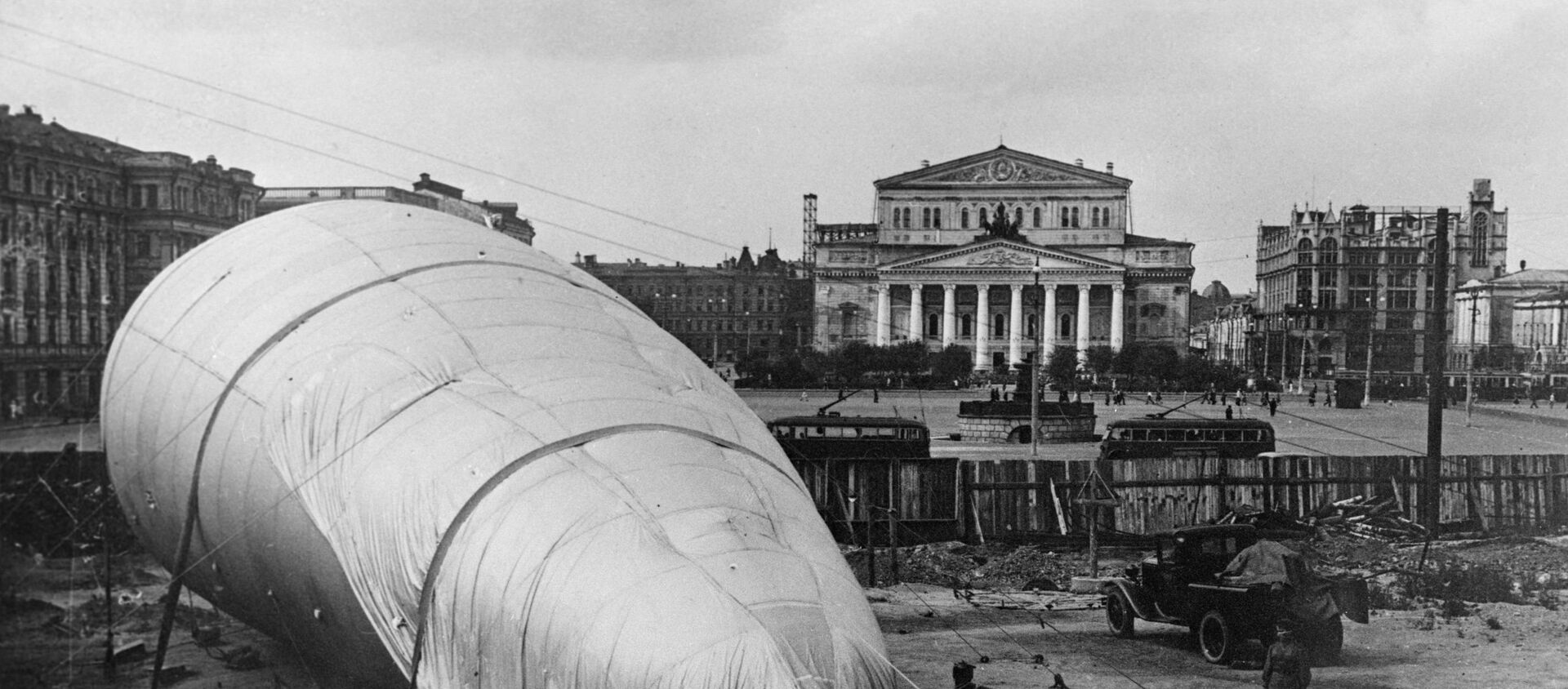 Un zepelín en la Plaza de Revolución en Moscú frente al Teatro Bolshói, 1941 - Sputnik Mundo, 1920, 08.05.2020