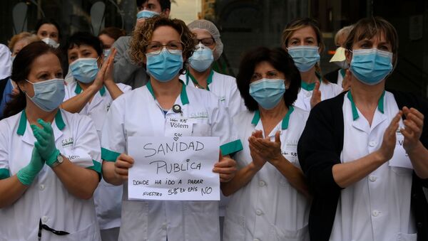 Sanitarios demandan mejores condiciones laborales a las puertas del Hospital Clínic de Barcelona  - Sputnik Mundo