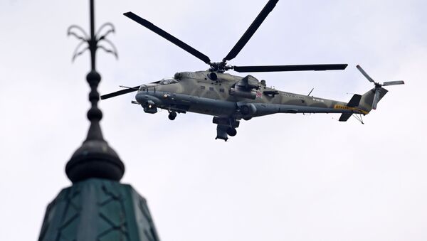 El helicóptero de transporte y de combate Mi-35 durante el desfile aéreo en Rostov del Don - Sputnik Mundo