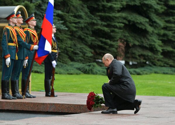 En la Tumba del Soldado Desconocido, el mandatario ruso colocó flores para homenajear a todos los caídos durante la Gran Guerra Patria. - Sputnik Mundo