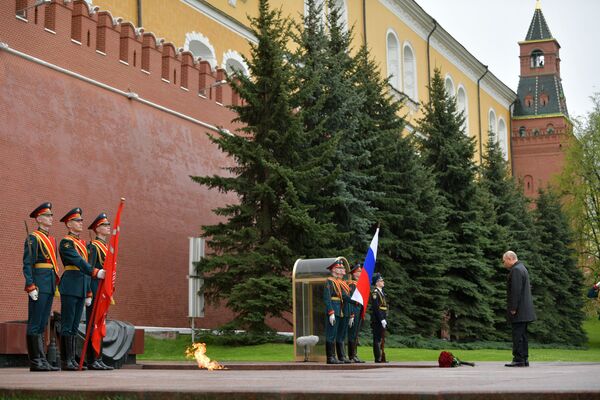 El presidente ruso, Vladímir Putin, frente a la Tumba del Soldado Desconocido. - Sputnik Mundo