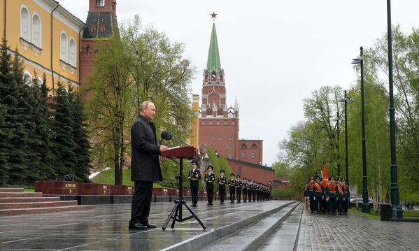 El comandante en jefe supremo de las Fuerzas Armadas y presidente ruso, Vladímir Putin, felicita a los veteranos y a todos los ciudadanos por el Día de la Victoria. - Sputnik Mundo