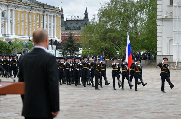 El presidente ruso, Vladímir Putin, durante el desfile del Regimiento del Kremlin dedicado al Día de la Victoria. - Sputnik Mundo