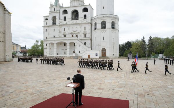 El jefe de Estado ruso, Vladímir Putin, observa el desfile del Regimiento del Kremlin, una de las actividades dedicadas al 75 aniversario de la victoria en la Gran Guerra Patria. - Sputnik Mundo