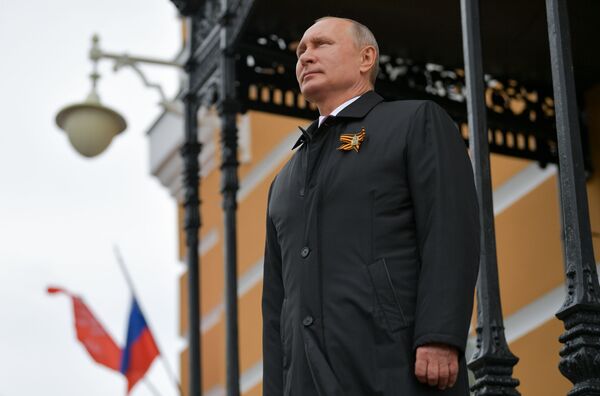 El comandante en jefe supremo de las Fuerzas Armadas y presidente ruso, Vladímir Putin, observa el espectáculo aéreo de las Fuerzas Aeroespaciales rusas en conmemoración al Día de la Victoria sobre el nazismo. - Sputnik Mundo