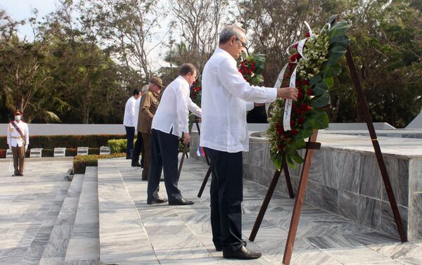 Dirigentes rusos y cubanos colocan ofrendas florales a Memorial del Soldado Desconocido Soviético en Cuba - Sputnik Mundo