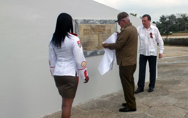 El general cubano Álvaro López Miera y el embajador ruso Andrei Guskov develan una placa conmemorativa - Sputnik Mundo
