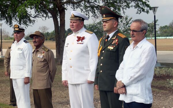 Militares rusos y cubanos durante la conmemoración Día de la Victoria en Cuba - Sputnik Mundo