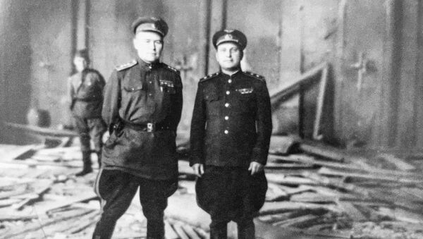 El comandante del 4 Ejército aéreo de la URSS, Konstantín Vershinin, (izquierda) posa en el despacho destruido de Hitler - Sputnik Mundo