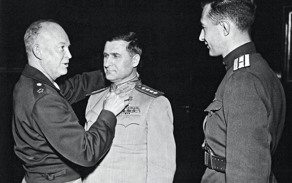 El general estadounidense Dwight Eisenhower galardona a su colega soviético Vasili Sokolovski con la distinción militar de la Legión al Mérito, que ocupa el sexto lugar en el orden de importancia en EEUU. - Sputnik Mundo