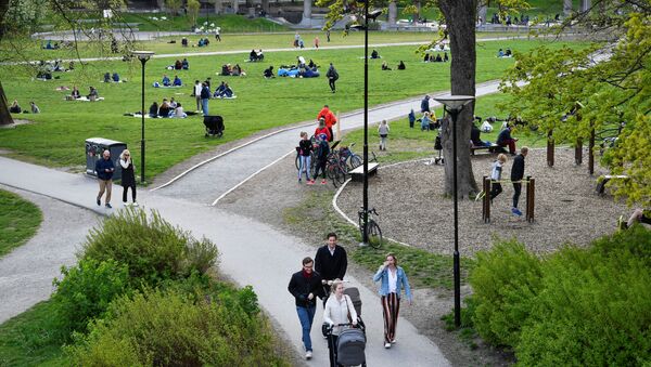 Los habitantes de Estocolmo pasean en un parque durante la epidemia de coronavirus - Sputnik Mundo