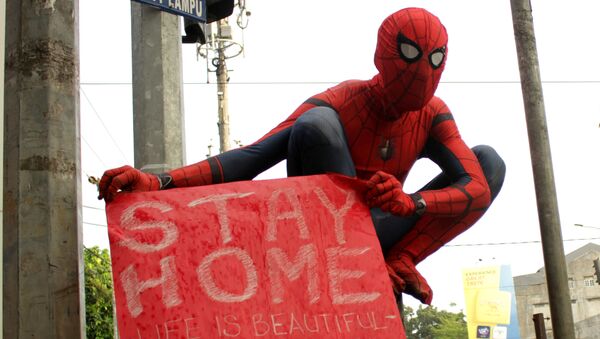 Un voluntario disfrazado de Spiderman tratando de evitar el contagio por coronavirus - Sputnik Mundo