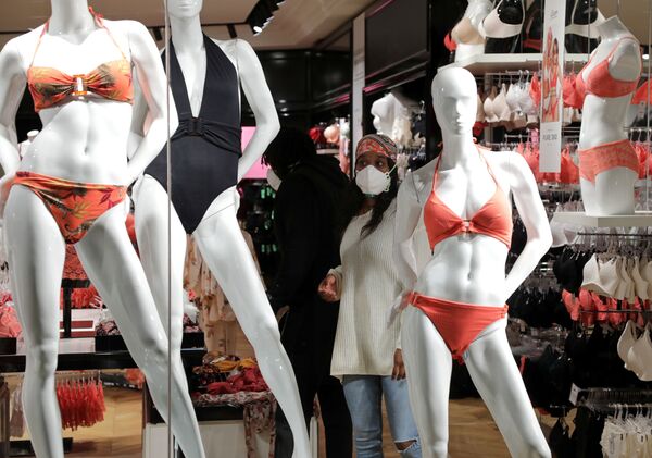 Женщина в маске в магазине купальников после облегчения карантинных мер во Франции  - Sputnik Mundo