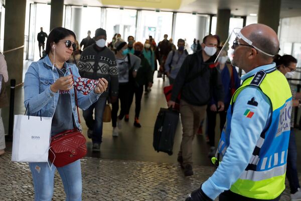 Португальский полицейский заставляет девушку надеть маску в метро - Sputnik Mundo