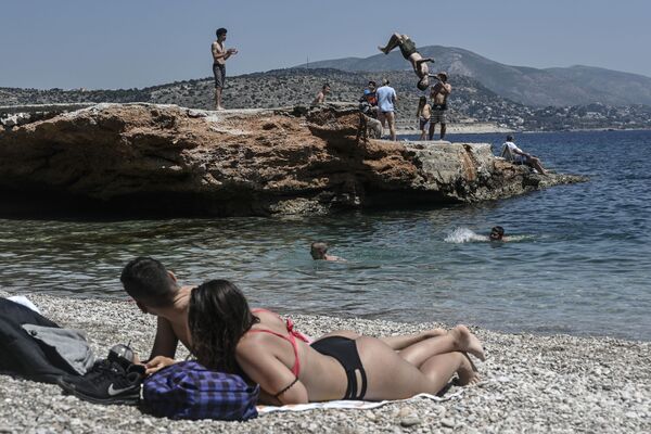 Отдыхающие на пляже в Афинах - Sputnik Mundo