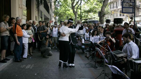Una pareja baila tango en las calles de Buenos Aires - Sputnik Mundo