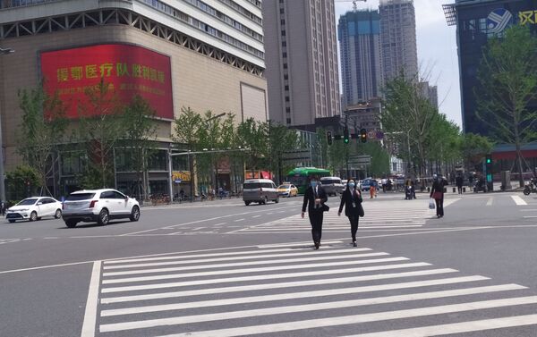 El levantamiento de la cuarentena en Wuhan, China - Sputnik Mundo