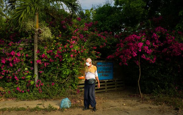 Anarle Travieso Figueroa sale de su casa en el pueblo de Bauta, a las afueras de La Habana durante la emergencia social. La Habana, Cuba.  - Sputnik Mundo