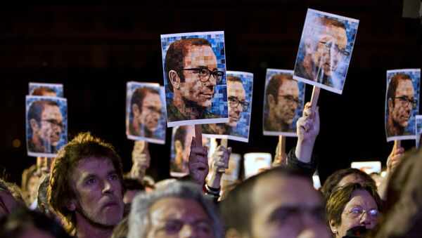 Gente con las fotos del periodista y escritor argentino, Rodolfo Walsh, en Buenos Aires - Sputnik Mundo