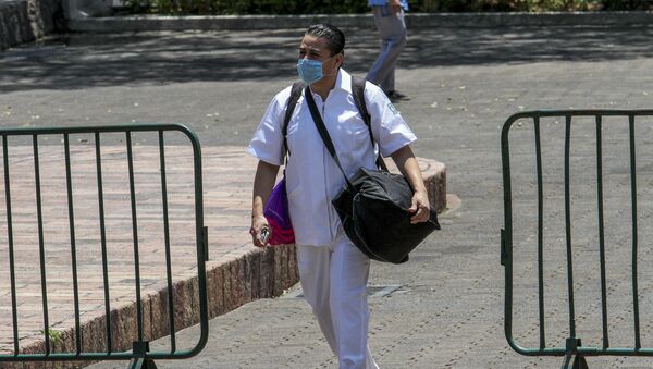 Jorge Sánchez, enfermero del Hospital General de la Zona #27 de Tlatelolco antes de abordar el transporte que lo llevará a su lugar de trabajo - Sputnik Mundo