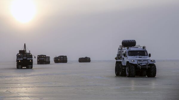 Equipos militares rusos durante pruebas en el Ártico - Sputnik Mundo