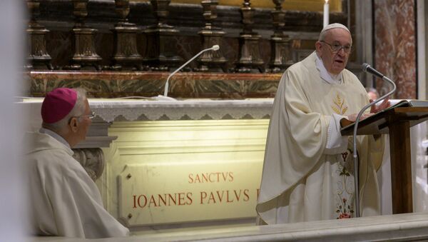 El papa Francisco celebrando una misa con motivo del centenario del natalicio de Juan Pablo II  - Sputnik Mundo