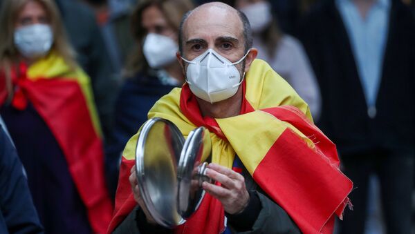 Un hombre protesta contra la gestión del gobierno español ante la pandemia por coronavirus - Sputnik Mundo