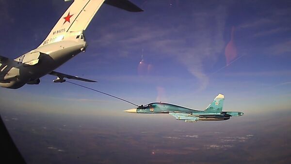 Así los pilotos militares de Rusia llenan tanques de combustible en pleno vuelo - Sputnik Mundo