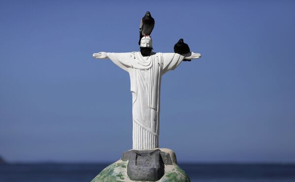 Una escultura de arena del Cristo Redentor con una máscara protectora en la playa de Copacabana de Río de Janeiro, Brasil.  - Sputnik Mundo