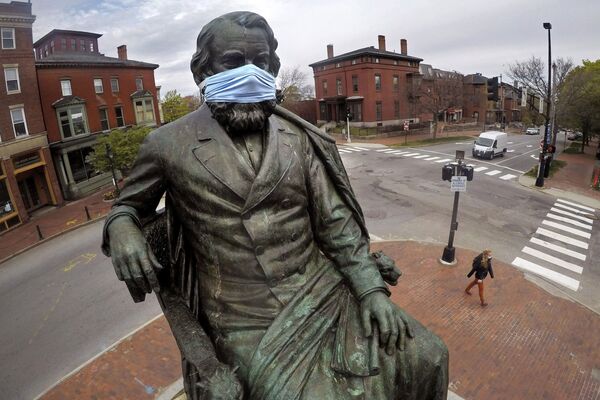 Monumento al famoso poeta estadounidense Henry Wadsworth Longfellow en Portland, Maine, EEUU. - Sputnik Mundo