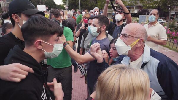 Enfrentamientos entre los manifestantes contrarios al Gobierno y los grupos antifascistas en Alcorcón, España - Sputnik Mundo