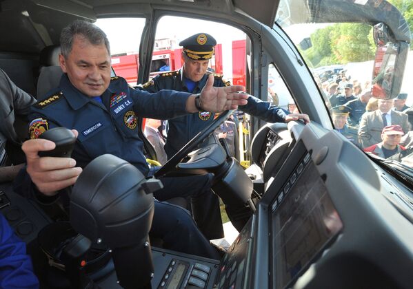 Министр обороны РФ Сергей Шойгу во время осмотра пожарного автомобиля аэродромного тушения Magirus Superdragon x8 - Sputnik Mundo